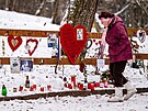 Lidé vzpomínají u chalupy v Hráde�ku na Václava Havla, který zem�el p�esn� p�ed...