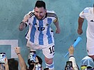 Argentinský kapitán Lionel Messi se raduje s fanouky po postupu do semifinále...