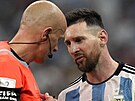 Polský sudí Szymom Marciniak a argentinský kapitán Lionel Messi diskutují bhem...