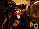 Policie zadrela demonstranta v centru Limy. (13. prosince 2022)
