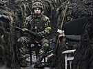 Ukrajinský voják v zákopu na své pozici v Bachmutu v Doncké oblasti na...