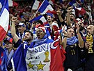 Francouztí fanouci Kylian Mbappé ped semifinálovým utkáním s Marokem na...
