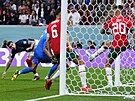 Francouzský obránce Theo Hernandez stíl gól do sít Maroka v semifinálovém...