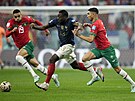Francouz Youssouf Fofana ve spárech marockých fotbalist v semifinálovém utkání...