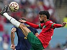 Marocký fotbalista Noussair Mazraoui pi semifinálovém zápase s Francií na...