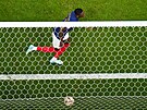 Francouzský náhradník Randal Kolo Muani stílí gól do sít Maroka v...