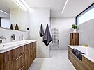 Koupelna v pate zahrnuje dvojité umyvadlo a krom sprchování umouje i koupel...
