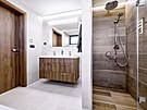 Koupelna v pate zahrnuje dvojité umyvadlo a krom sprchování umouje i koupel...