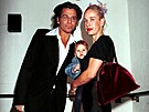 Michael Hutchence a Paula Yatesová s jejich dcerou (27. íjna 1997)