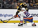 David Pastrák (nahoe) z Boston Bruins pihrává v zápase s New York Islanders...