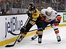 Tomá Nosek (92) z Boston Bruins útoí v zápase s New York Islanders, hlídá ho...