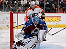 Pavel Francouz v brán Colorado Avalanche v zápase s Philadelphia Flyers.