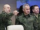 Nejvyí ruský vojenský velitel na Ukrajin generál Sergej Surovikin (vlevo) a...