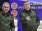 Ruský ministr obrany Sergej ojgu (vlevo) a náelník ruského generálního tábu...