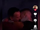 Irský politik se na uniklém videu vániv líbá s jiným muem