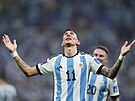 Argentinský fotbalista Ángel Di María v slzách dkuje nebesm za gól ve finále...