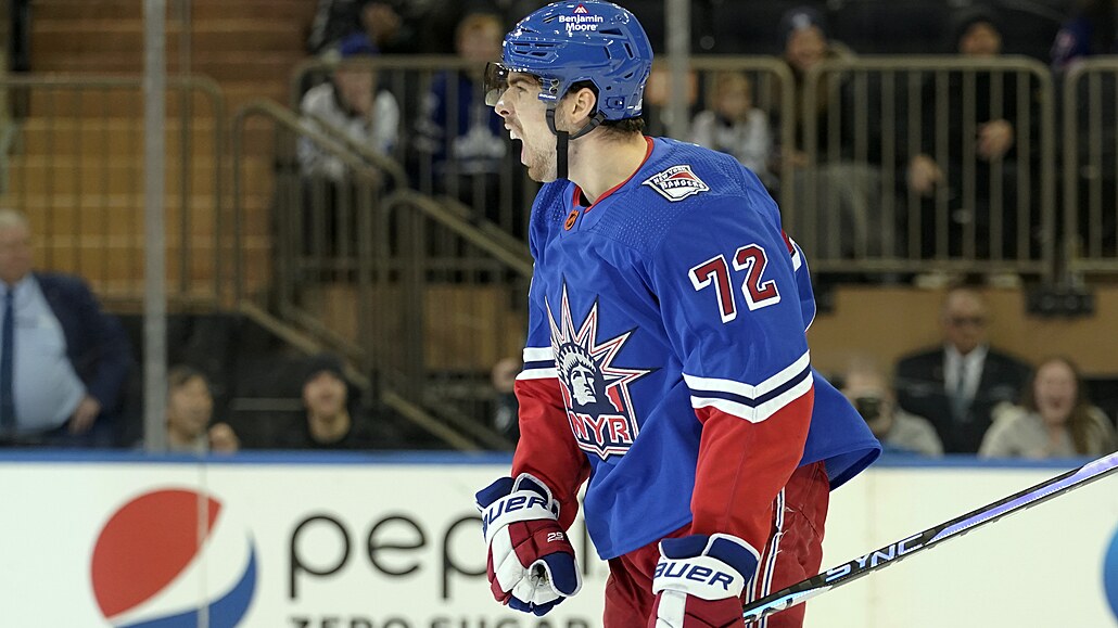 Filip Chytil z NY Rangers oslavuje gól.