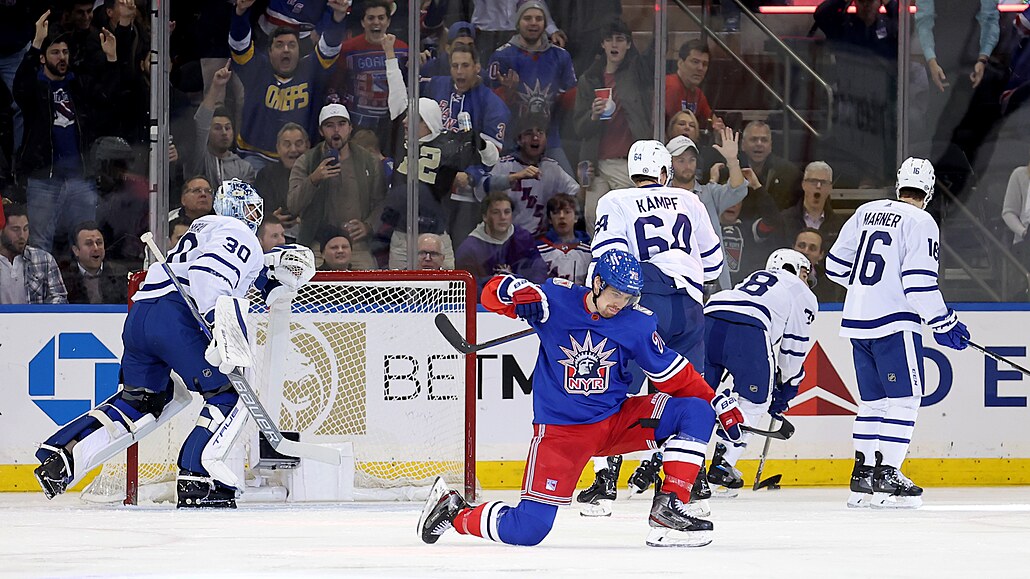 Filip Chytil z NY Rangers oslavuje gól proti Torontu.