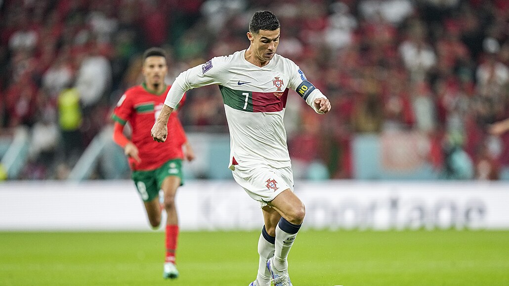 Portugalec Cristiano Ronaldo dribluje ve tvrtfinále mistrovství svta s...