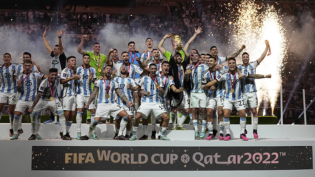 Argentin�tí fotbalisté slaví vít�zství na mistrovství sv�ta. (18. prosince 2022)