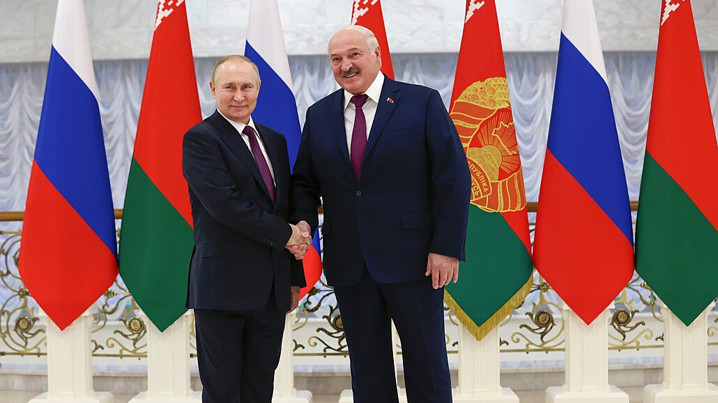 Ruský prezident Vladimir Putin a běloruský prezident Alexandr Lukašenko na...