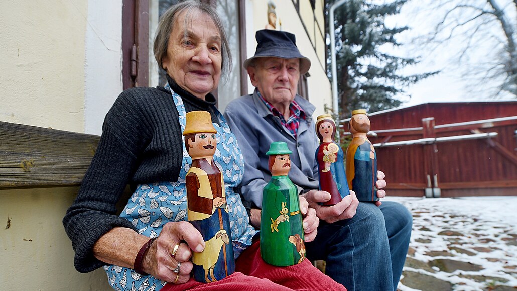 Pavlína a Ji�í �afránkovi s figurami z jednoho z betlém�