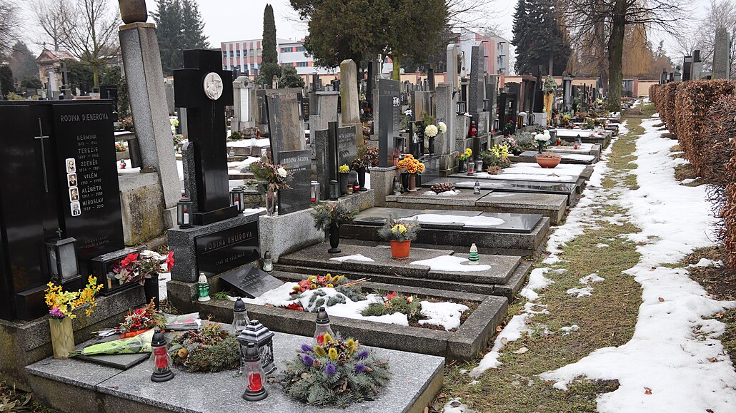 Přerovský hřbitov, kde budou lidé zalévat květiny dešťovkou.