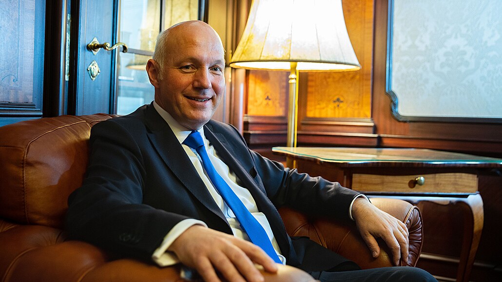 Zeman nás naučil listovat v ústavě. Já bych s parlamentem nebojoval