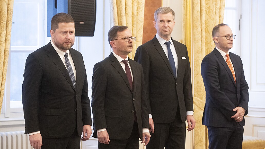 Prezident Miloš Zeman jmenoval Jana Fraita (druhý zleva) viceguvernérem ČNB a...