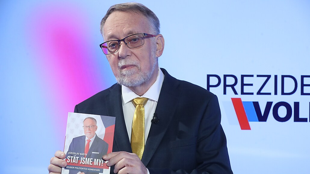 Jaroslav Bata se svou knihou politických komentá, které napsal mezi lety 2015 a 2022