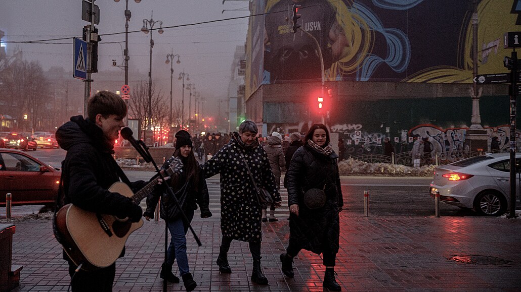 Pouliní zpvák v centru Kyjeva hraje vlastenecké písn. Lampy nesvítí, msto...