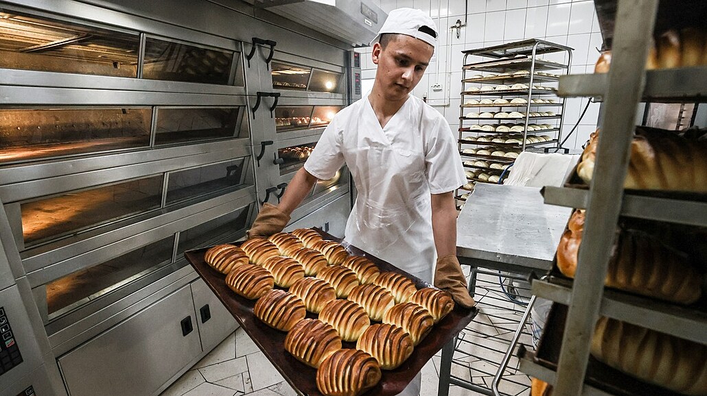 Krymské pekárny musejí posílat jídlo ruským vojákm na ukrajinské front. (5....