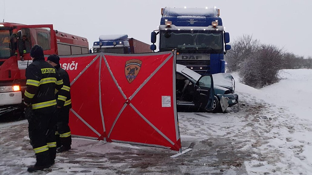 Srá�ka osobního auta s kamionem, �idi�ka nep�e�ila. (16. 12. 2022)