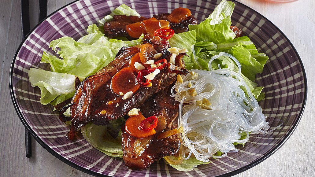 Vietnamský sladko-pálivý bek s nudlemi a salátem