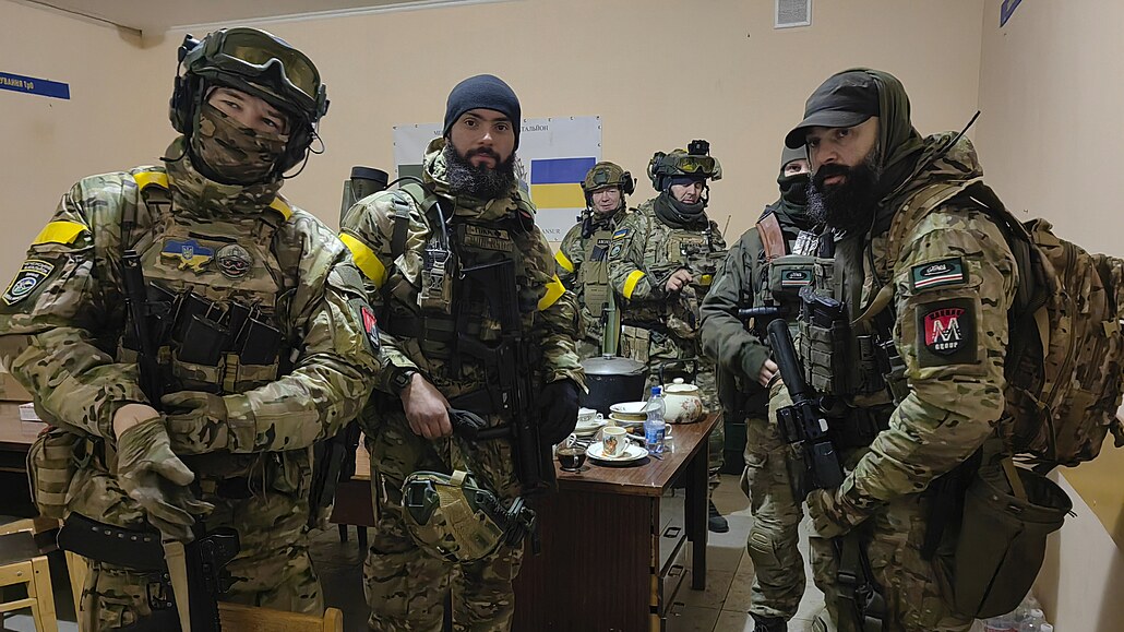 Váleníci. eentí bojovníci v ukrajinských slubách na svém stanoviti v...