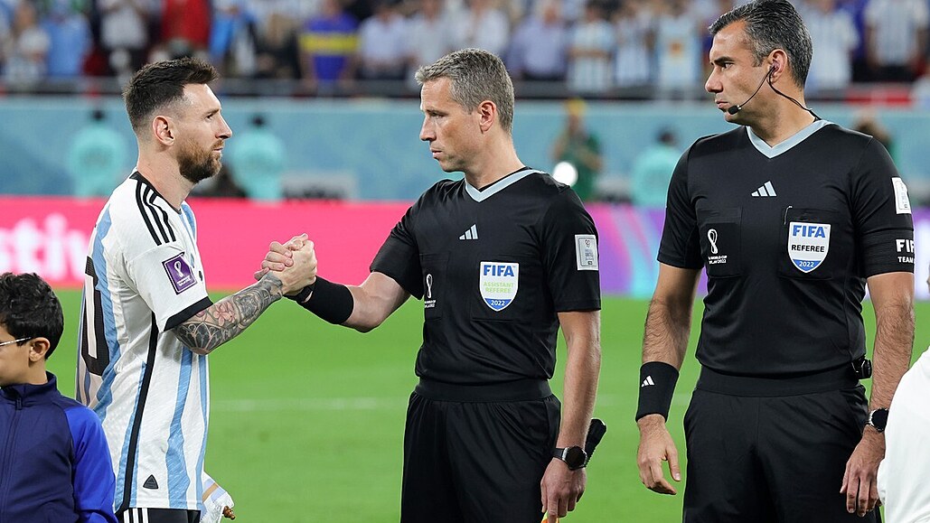 Argentinský kapitán Lionel Messi a polský asistent Tomasz Listkiewicz se zdraví...