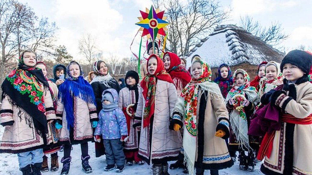 O Vánocích Ukrajinci chodí po ulicích a asto nosí hole s hvzdou, která...
