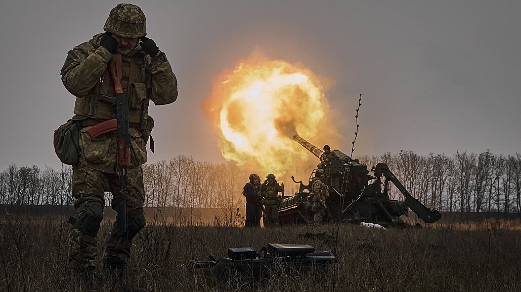 Ukrajintí vojáci pálí z dlosteleckého systému Pion na ruské pozice u...