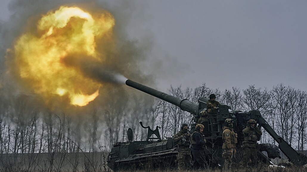 Ukrajintí vojáci pálí z dlosteleckého systému Pion na ruské pozice u...