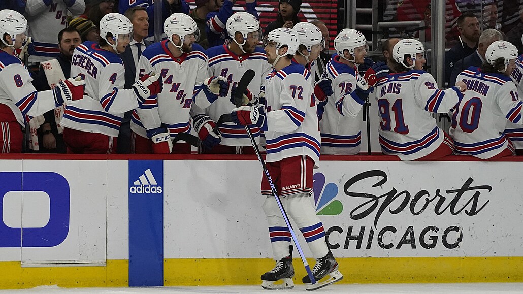 Filip Chytil z New York Rangers p�ijímá od spoluhrá�� ze st�ída�ky gratulace ke...