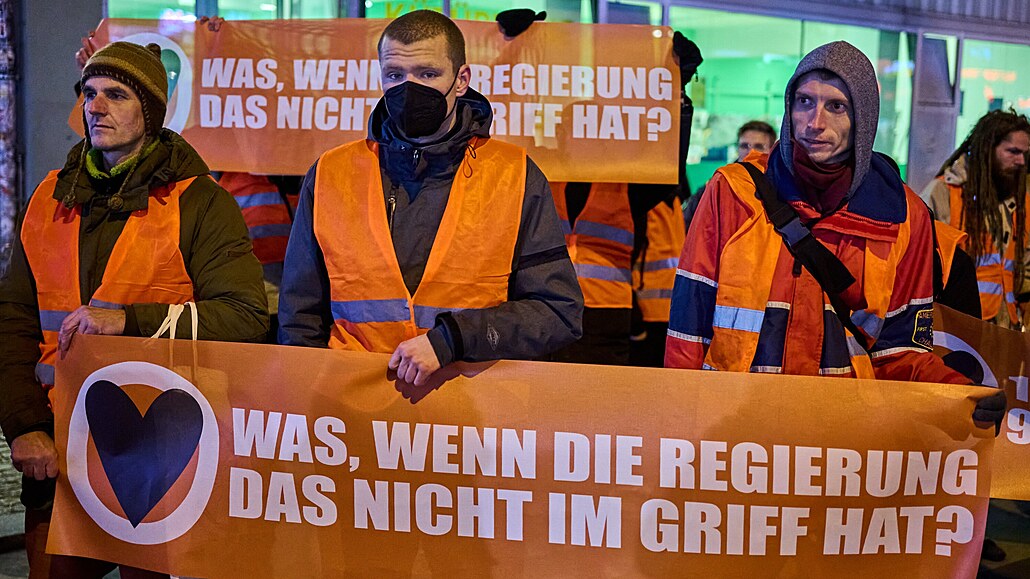 Píznivci a lenové klimatického hnutí Poslední generace protestovali v Berlín...