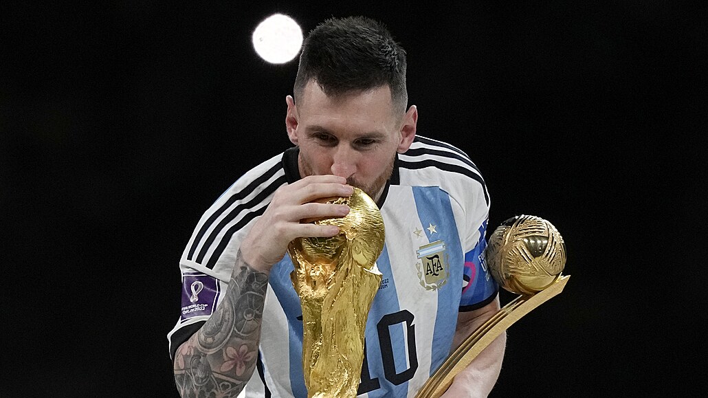 Lionel Messi z Argentiny líbá trofej pro svtové ampiony.