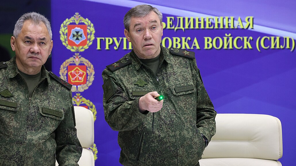 Ruský ministr obrany Sergej Šojgu (vlevo) a náčelník ruského generálního štábu...