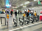 Zábradlí ve vestibulu stanice Pankrác u� nenajdete.