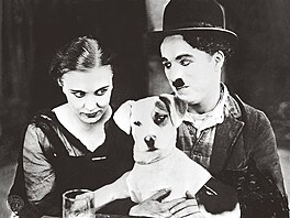 Tulák Charlie Chaplin ve filmu Psí ivot (1918). Na snímku s Ednou Purviance.
