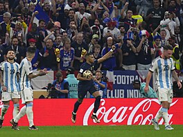 Francouz Kylian Mbappé slaví první gól ve finále mistrovství sv�ta proti...