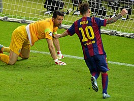 Útoník Barcelony Lionel Messi a branká Juventusu Gianluigi Buffon.