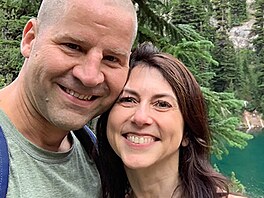 Exman�elka zakladatele Amazonu Jeffa Bezose MacKenzie Scottová si loni vzala...