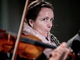 Rozsvícení svícnu doprovázel také orchestr �arbilach. (18. prosince 2022)