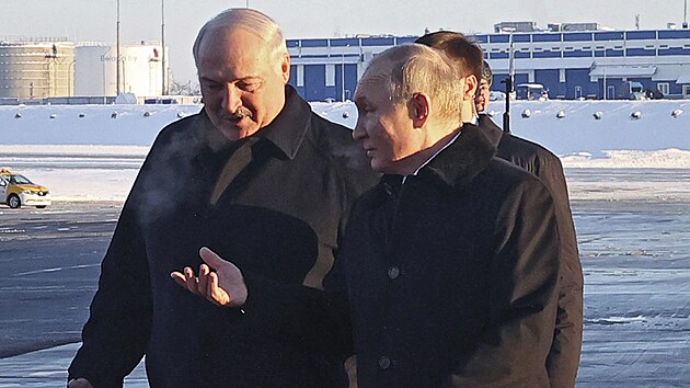 Rusk prezident Vladimir Putin v drunm hovoru s bloruskm prezidentem Alexandrem Lukaenkem na letiti v Minsku (19. prosince 2022)
